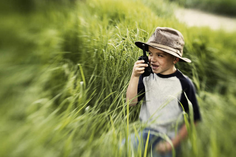西方人,儿童,一个人,站,说,横图,俯视,室外,白天,通讯,纯洁,草地,草坪,植物,帽子,欧洲,欧洲人,仅一个男性,仅一个人,握,阴影,服装,模糊,光线,影子,拿,移动,拿着,注视,休闲装,通讯设备,草,小孩,衣服,绿色,阳光,遮阳帽,观察,看,站着,仅一个小孩,休闲服,可爱,童年,童趣,握着,通信,服饰,观看,对讲机,察看,关注,童真,烂漫,无邪,含糊,恍惚,模胡,依稀,隐约,交流,天真,男孩,男人,男性,白种人,孩子,沟通,讲话,交谈,说话,谈话,通话,站立,半身,彩图,高角度拍摄,男生