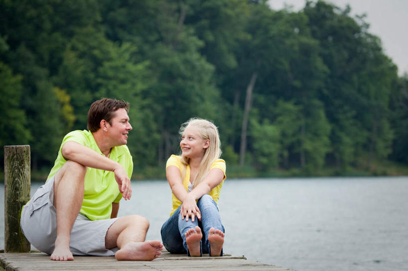 西方人,儿童,两个人,家庭,父亲,女儿,码头,坐,笑,说,微笑,露齿笑,横图,室外,白天,正面,讨论,纯洁,湖,湖泊,树林,水,植物,港口,欧洲,欧洲人,撑,阴影,波纹,服装,模糊,光线,木板,影子,湖面,水流,水面,桥,木桥,涟漪,注视,休闲装,光脚,栈桥,树,树木,小孩,衣服,绿色,倒影,水纹,阳光,波浪,湖水,观察,看,温暖,温馨,父女,一家人,赤脚,休闲服,父爱,可爱,童年,童趣,服饰,生长,成长,观看,人行桥,木板桥,和睦,察看,倒映,撑着,关注,童真,烂漫,无邪,水晕,含糊,恍惚,模胡,依稀,隐约,反照,交流,天真,男人,男性,年轻男性,女孩,白种人,孩子,年轻人,沟通,讲话,交谈,商讨,说话,谈话,坐着,彩图,全身,摆渡口,埠头,渡口,渡头,港湾,海港,货运码头,口岸,商港,融洽,女生