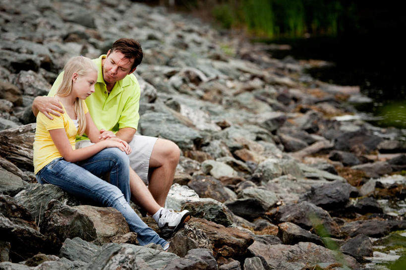 西方人,儿童,两个人,家庭,父亲,女儿,坐,抱,说,横图,室外,白天,侧面,讨论,纯洁,礁石,石头,欧洲,欧洲人,一堆,堆叠,堆积,服装,模糊,石子,青苔,苔藓,注视,休闲装,小孩,衣服,观察,看,温暖,温馨,父女,一家人,休闲服,父爱,可爱,童年,童趣,服饰,抱着,观看,堆,和睦,察看,搂着,关注,童真,烂漫,无邪,含糊,恍惚,模胡,依稀,隐约,交流,天真,男人,男性,女孩,中年男性,白种人,孩子,年轻人,礁,石块,岩石,沟通,怀抱,讲话,交谈,搂,搂抱,商讨,说话,谈话,相抱,拥抱,坐着,彩图,全身,融洽,女生