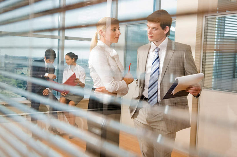 西方人,四个人,商务人士,商务男性,商务女性,办公室,站,坐,说,双手交叉,横图,室内,白天,正面,衬衫,讨论,窗户,欧洲,欧洲人,握,套装,模糊,笔,材料,档案,文件,百叶窗,办公用品,拿,拿着,注视,文具,学习用品,资料,观察,看,站着,握着,观看,文具用品,察看,双手抱胸,关注,文档,商务装,工薪阶层,单手抄兜,单手放兜,含糊,恍惚,模胡,依稀,隐约,交流,男人,男性,年轻男性,年轻女性,女人,女性,白种人,白领,上班族,插兜,沟通,讲话,交谈,商讨,手插兜,手放口袋,说话,谈话,站立,坐着,半身,彩图,衬衣,手抄兜