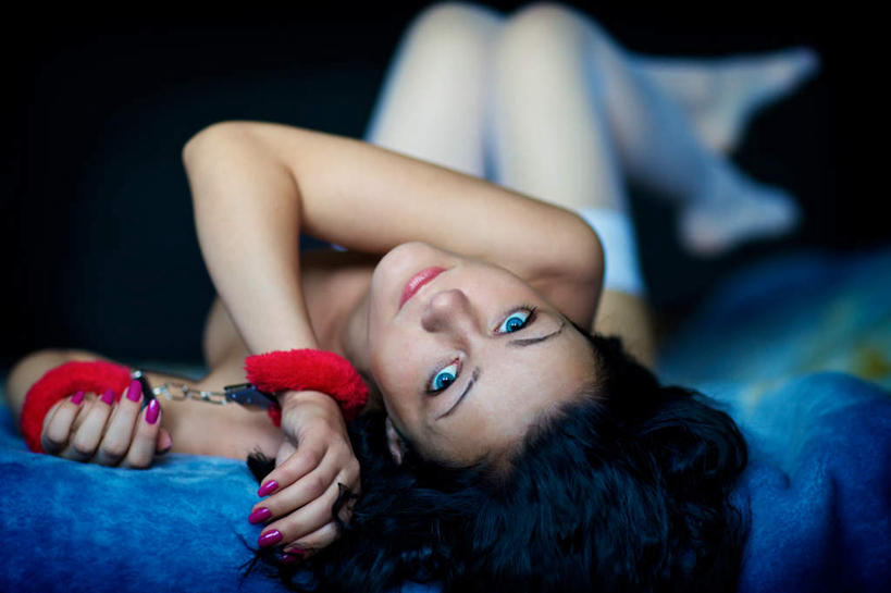 西方人,眼睛,眉毛,睫毛,一个人,躺,横图,俯视,室内,白天,床,手铐,欧洲,欧洲人,瞳孔,仅一个年轻女性,仅一个女性,仅一个人,关闭,阴影,朦胧,模糊,反射,工具,影子,床单,注视,被子,袜子,蓝色,观察,看,眼部,单人床,观看,丝袜,禁止,察看,被单,捕捉,逮捕,拘捕,束缚,关注,限制,捕获,长筒袜,警具,警械,押解,缉捕,搜捕,捉拿,拘留,拘系,拘押,拘禁,禁制,吊带袜,卧着,年轻女性,女人,女性,白种人,睫,眉,眼,眼睫毛,眼眉,躺着,卧,彩图,高角度拍摄,全身,眼眉毛