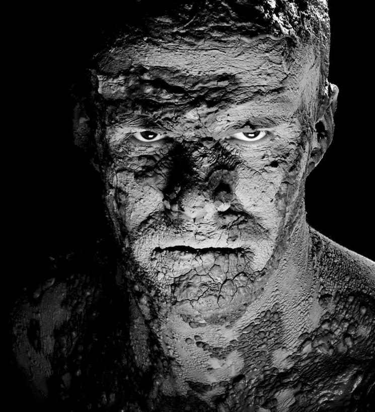 西方人,一个人,竖图,黑白,室内,特写,白天,正面,欧洲,欧洲人,仅一个男性,仅一个人,阴影,黑色背景,艺术,龟裂,反射,影子,手工艺品,注视,文化,仅一个年轻男性,工艺品,观察,看,摄影,肮脏,影棚,观看,察看,粘土,高雅,恐怖,关注,可怕,邋遢,手工艺,自信心,品位,可骇,龌龊,污秽,恐惧,男人,男性,年轻男性,白种人,半身,影棚拍摄,拍摄