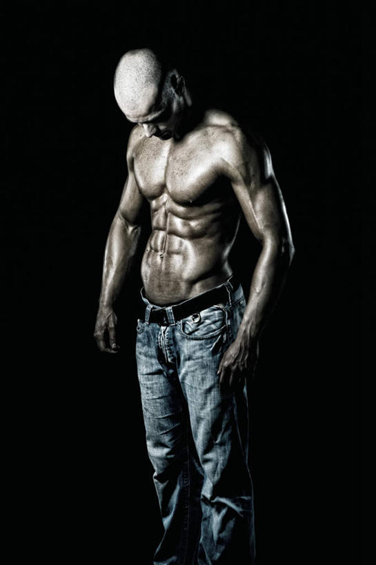 西方人,肌肉,秃头,健壮,一个人,站,竖图,室内,白天,正面,欧洲,欧洲人,仅一个男性,仅一个人,仅一个中年男性,黑色背景,服装,裤子,注视,牛仔裤,休闲装,裸露,衣服,低头,观察,看,站着,休闲,健康,休闲服,活力,力量,摄影,服饰,影棚,汗水,潮湿,观看,青春,察看,强壮,关注,裸,湿润,男人,男性,中年男性,白种人,光头,无发,站立,半身,彩图,影棚拍摄,拍摄