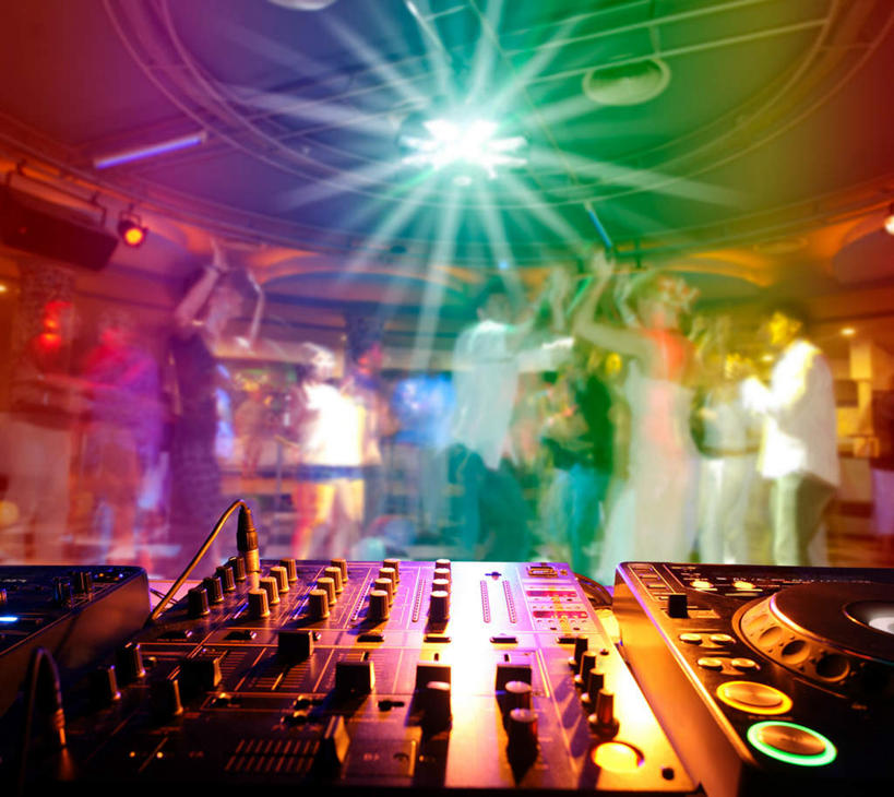 西方人,站,横图,室内,夜晚,正面,跳舞,游戏,照明,欧洲,欧洲人,朦胧,模糊,光线,光泽,灯光,光芒,许多人,音乐,照射,玩,注视,娱乐,灯,红色,绿色,紫色,灯具,观察,看,站着,一群人,休闲,闪耀,观看,活动,聚光灯,照亮,控制,察看,闪烁,照明设备,发泄,关注,消遣,智力,照耀,舞姿,光辉,控制面板,宣泄,迪斯科,节制,毫光,闪动,闪灼,管制,掌握,映照,白种人,玩耍,嬉戏,站立,半身,彩图,舞蹈