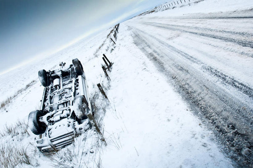 无人,栏杆,横图,俯视,室外,白天,雪,大雪,道路,路,公路,汽车,栅栏,积雪,篱笆,雪景,云,云朵,冬季,冬天,围栏,交通,云彩,护栏,车,蓝色,白云,蓝天,天空,交通工具,轿车,天,寒冷,晴朗,载具,事故,交通事故,翻车,严寒,晴空,马路,彩图,高角度拍摄