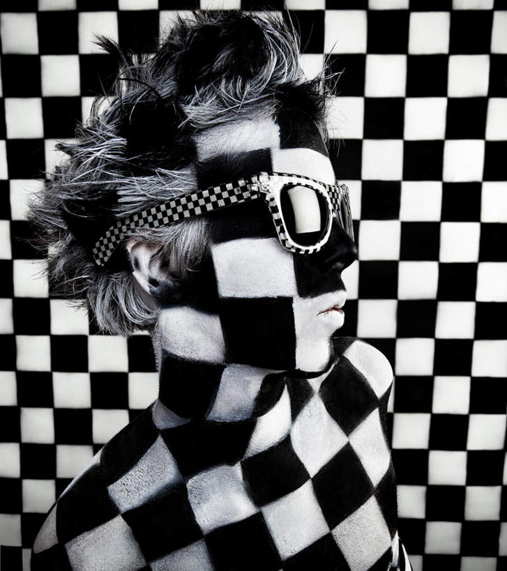 西方人,一个人,竖图,彩色,室内,白天,正面,化妆,美容,欧洲,欧洲人,仅一个年轻女性,仅一个女性,仅一个人,护肤,彩绘,墨镜,眼镜,太阳镜,太阳眼镜,保养,享受,休闲,遮阳镜,放松,保健,肖像,养颜,年轻女性,女人,女性,白种人,半身,彩图