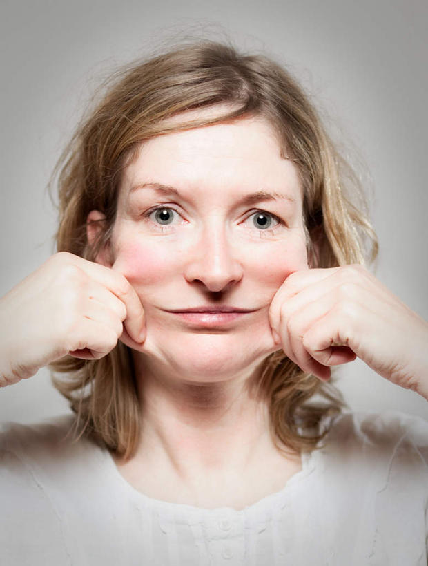 西方人,脸,头,脸颊,一个人,竖图,室内,特写,白天,正面,纯洁,欧洲,欧洲人,仅一个年轻女性,仅一个女性,仅一个人,拧,服装,注视,休闲装,衣服,观察,看,休闲,休闲服,可爱,童年,童趣,服饰,观看,察看,关注,童真,烂漫,无邪,天真,年轻女性,女人,女性,白种人,头部,脸部,脸蛋,面部,半身,彩图