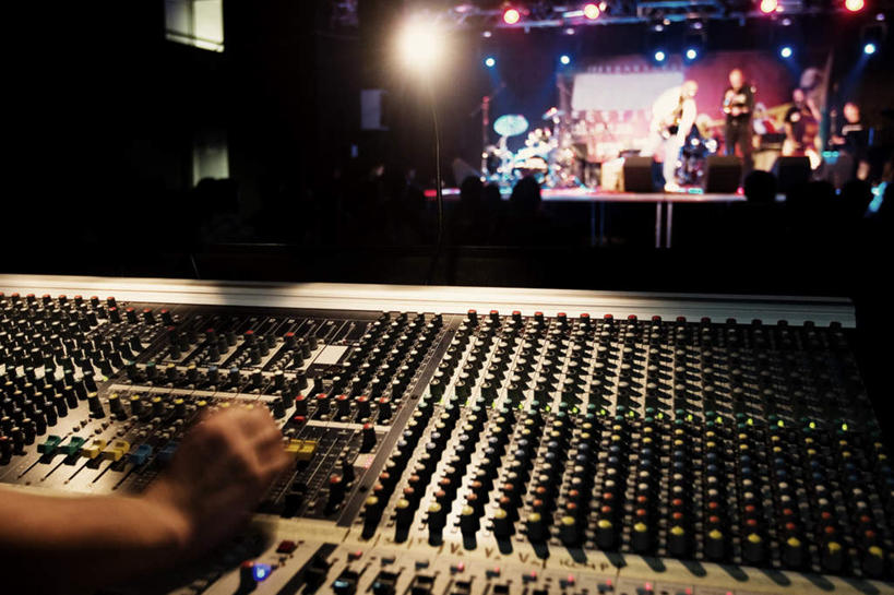 西方人,手,舞台,音乐厅,横图,室内,特写,白天,正面,零件,电路,照明,欧洲,欧洲人,表演,吊挂,关闭,悬挂,彩灯,灯光,许多人,挂,开关,灯,扮演,按钮,灯具,打开,一群人,手部,花灯,照亮,演出,开启,照明设备,闭合,白种人,半身,彩图,演奏厅