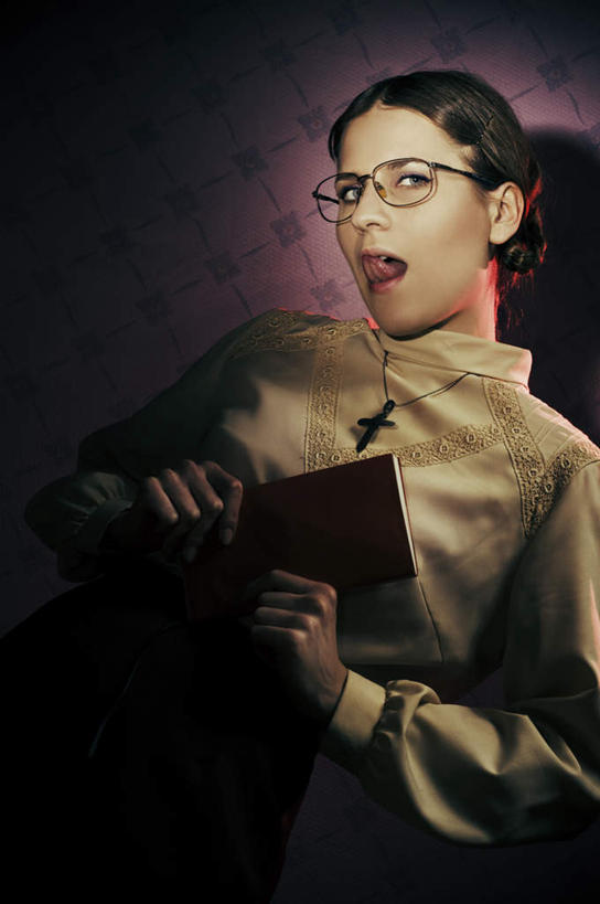 西方人,一个人,竖图,室内,白天,正面,看书,阅读,书籍,项链,欧洲,欧洲人,仅一个年轻女性,仅一个女性,仅一个人,握,学习,阴影,灰色背景,服装,节日,惊讶,朦胧,模糊,光线,十字架,眼镜,影子,墙,灯光,拿,拿着,注视,休闲装,文化,墙壁,墙面,装饰品,衣服,饰品,首饰,书本,观察,看,祈祷,张嘴,休闲,健康,休闲服,读书,浏览,握着,许愿,摄影,宗教,服饰,信仰,影棚,观看,纪念,惊奇,祈求,察看,基督教,关注,天主教,近视眼镜,张大嘴巴,平安,年轻女性,女人,女性,白种人,书,图书,张开嘴,半身,彩图,影棚拍摄,拍摄