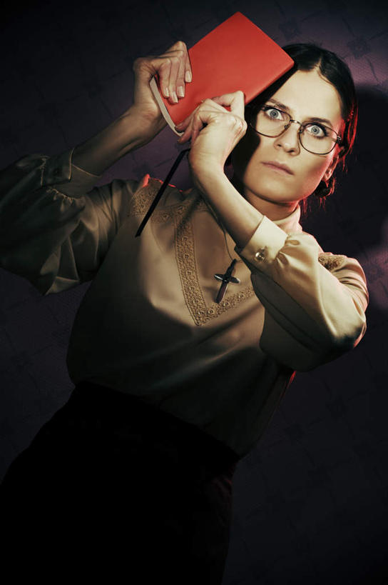 西方人,一个人,举,竖图,室内,白天,正面,看书,阅读,书籍,欧洲,欧洲人,仅一个年轻女性,仅一个女性,仅一个人,戴,握,学习,阴影,灰色背景,服装,节日,惊讶,朦胧,模糊,光线,眼镜,影子,灯光,拿,拿着,注视,休闲装,文化,衣服,书本,观察,看,祈祷,托,休闲,健康,休闲服,读书,浏览,握着,许愿,摄影,宗教,服饰,信仰,影棚,观看,纪念,惊奇,祈求,戴着,察看,基督教,关注,天主教,近视眼镜,平安,年轻女性,女人,女性,白种人,书,图书,举起,举手,举着,向上举,向上伸,向上托,半身,彩图,影棚拍摄,拍摄