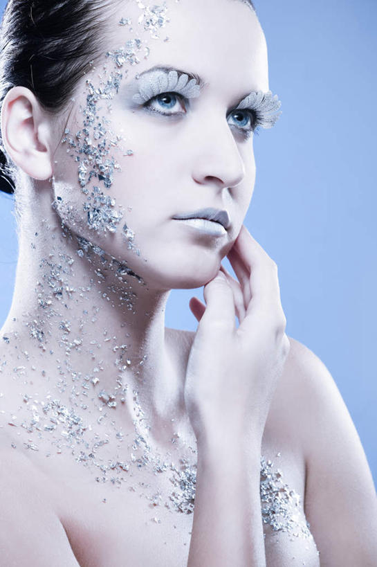 西方人,脸,头,眼睛,脸颊,眉毛,睫毛,裸体,一个人,摸,竖图,室内,特写,白天,侧面,化妆,美容,纯洁,欧洲,欧洲人,瞳孔,仅一个年轻女性,仅一个女性,仅一个人,抚摸,护肤,蓝色背景,朦胧,模糊,墙,银色,肩膀,墙壁,墙面,蓝色,保养,享受,休闲,假睫毛,放松,保健,眼部,摄影,信仰,影棚,贴纸,高贵,养颜,雅致,赤身,年轻女性,女人,女性,白种人,头部,睫,脸部,脸蛋,眉,面部,眼,眼睫毛,眼眉,触摸,接触,半身,彩图,影棚拍摄,拍摄,眼眉毛