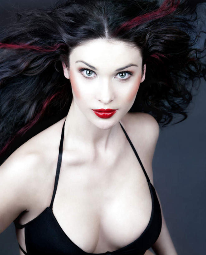 西方人,脸,头,脸颊,头发,一个人,竖图,室内,特写,白天,正面,泳装,比基尼,性感,欧洲,欧洲人,仅一个年轻女性,仅一个女性,仅一个人,灰色背景,朦胧,模糊,墙,注视,肩膀,墙壁,墙面,红色,黑色,灰色,口红,观察,看,摄影,影棚,观看,飘逸,察看,关注,丰满,饱满,超脱,超逸,俊逸,萧洒,潇洒,年轻女性,女人,女性,白种人,头部,长发,脸部,脸蛋,面部,嘴唇,半身,彩图,影棚拍摄,三点式,泳衣,拍摄