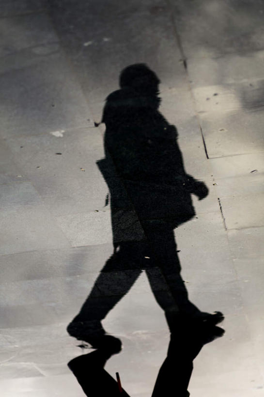 西方人,一个人,走,竖图,俯视,室外,白天,雨,暴雨,大雨,欧洲,欧洲人,仅一个男性,仅一个人,服装,乌云,云,阴天,云朵,背光,云彩,注视,休闲装,衣服,天空,天,观察,看,仅一个老年男性,休闲,休闲服,服饰,观看,细雨,察看,昏暗,阴沉,关注,逆光,老年男性,男人,男性,白种人,小雨,步行,散步,走路,彩图,高角度拍摄,全身