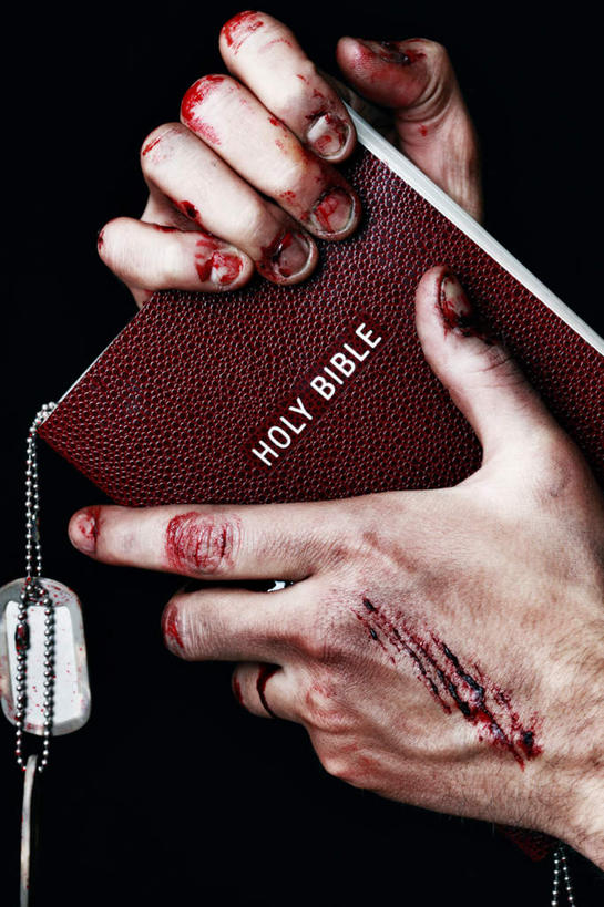 西方人,手,一个人,站,竖图,室内,特写,白天,侧面,书籍,欧洲,欧洲人,双手,仅一个男性,仅一个人,握,黑色背景,英文,标志,文字,字符,字母,拿,拿着,标识,仅一个年轻男性,站着,手部,握着,摄影,影棚,英文字母,伤口,划痕,男人,男性,年轻男性,白种人,书,图书,站立,半身,彩图,影棚拍摄,拍摄