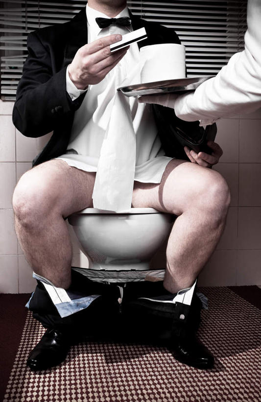 西方人,两个人,服务员,坐,举,捧,竖图,室内,白天,正面,衬衫,西装,信用卡,生活用品,卫生间,洗手间,欧洲,欧洲人,一副,戴,套装,正装,墨镜,眼镜,马桶,领带,注视,职业装,太阳镜,太阳眼镜,观察,看,托,遮阳镜,卡,储蓄卡,座便器,观看,客人,戴着,察看,关注,卫浴,子孙桶,银行卡,男人,男性,中年男性,白种人,服务生,侍者,厕所,端,端着,举起,举手,举着,捧着,手捧,向上举,向上伸,向上托,坐着,半身,彩图,衬衣