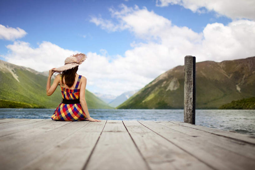 西方人,一个人,码头,坐,横图,室外,白天,旅游,度假,湖,湖泊,石头,美景,山,山脉,水,植物,港口,帽子,欧洲,新西兰,欧洲人,仅一个年轻女性,仅一个女性,仅一个人,阴影,服装,光线,石子,影子,湖面,景观,山顶,山峰,水流,水面,云,云朵,山峦,云彩,注视,休闲装,娱乐,背面,衣服,蓝色,绿色,白云,蓝天,天空,阳光,自然,遮阳帽,湖水,群山,天,观察,看,享受,休闲,休闲服,景色,放松,服饰,生长,晴朗,成长,观看,察看,关注,自然风光,大洋洲,沉积岩,一顶,纽西兰,长白云之乡,新西兰南岛,颠峰,极峰,尤物,水成岩,年轻女性,女人,女性,白种人,石块,岩石,晴空,坐着,半身,彩图,摆渡口,埠头,渡口,渡头,港湾,海港,货运码头,口岸,商港,佳丽,丽人,美人