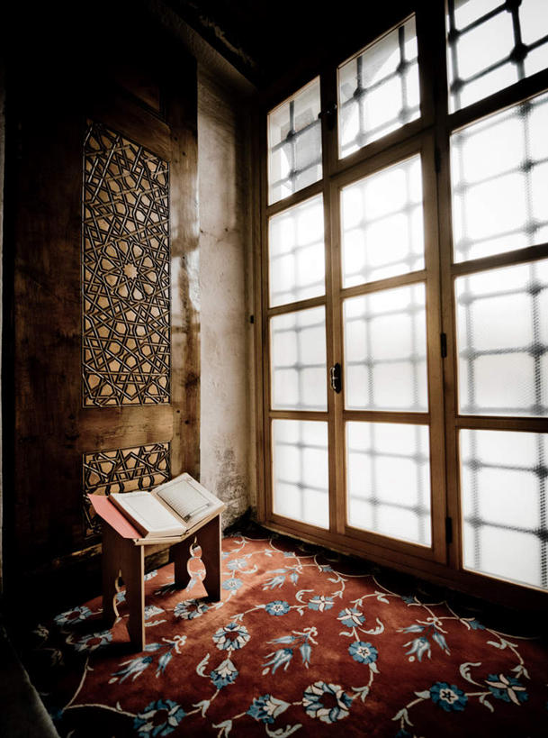 无人,竖图,室内,白天,正面,看书,度假,阅读,美景,窗户,地毯,落地窗,门,桌子,城市风光,城市,书籍,土耳其,亚洲,学习,阴影,花纹,节日,光线,影子,墙,景观,首都,文化,娱乐,书桌,玻璃窗,墙壁,墙面,阳光,把手,课桌,门把手,书本,门框,看,祈祷,享受,休闲,健康,景色,放松,读书,浏览,许愿,宗教,信仰,纪念,祈求,门把,伊斯兰教,斑纹,清真寺,西亚,伊斯坦布尔,平安,书,图书,拉手,彩图,土耳其共和国