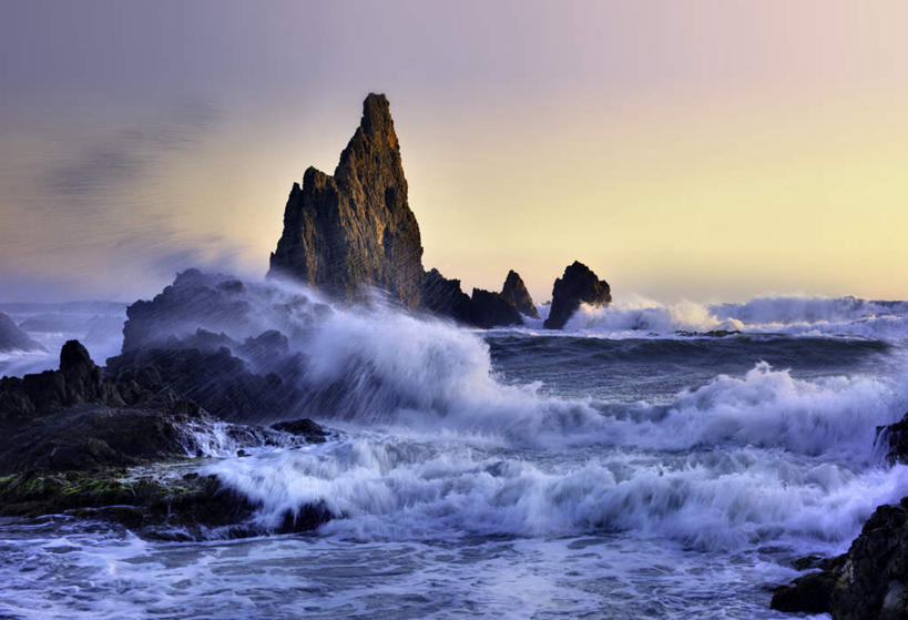 无人,横图,室外,白天,正面,旅游,度假,海浪,海洋,礁石,石头,美景,山,山脉,西班牙,欧洲,阴影,飞溅,溅,光线,石子,液体,影子,海面,景观,浪花,山峰,水滴,水平线,云,云朵,辽阔,海平线,山峦,云彩,娱乐,安达卢西亚,水珠,蓝色,白云,蓝天,天空,阳光,自然,海水,群山,天,享受,休闲,广阔,景色,放松,晴朗,涨潮,一望无际,碰撞,南欧,喷洒,自然风光,安达鲁西亚,海景,海潮,阿尔梅里亚,西班牙王国,安达卢西亚自治区,无边无际,一马平川,潮水,潮汐,落潮,阿尔梅里亚省,大海,风浪,海,海水的波动,礁,近岸浪,石块,岩石,涌浪,晴空,彩图,水天相接,水天一线