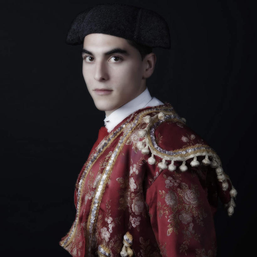 西方人,一个人,斗牛士,方图,室内,白天,侧面,民族服装,欧洲,欧洲人,仅一个男性,仅一个人,黑色背景,服装,古典,扭头,注视,文化,传统,仅一个年轻男性,衣服,观察,看,转头,摄影,服饰,影棚,观看,古装,察看,关注,韵味,男人,男性,年轻男性,白种人,半身,彩图,影棚拍摄,传统服装,民俗服,拍摄