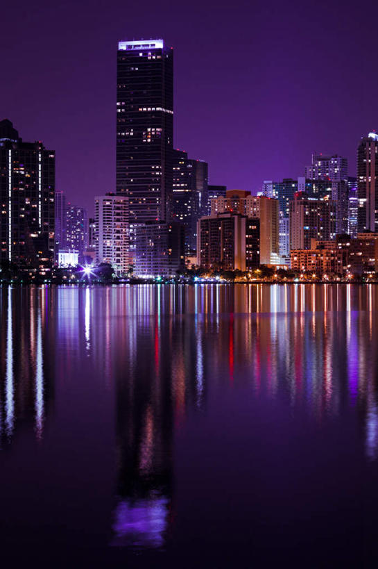 无人,高楼大厦,竖图,室外,夜晚,正面,度假,美景,城市风光,城市,大厦,建筑,摩天大楼,美国,平静,景观,水平线,辽阔,海平线,娱乐,建设,紫色,倒影,天空,天,享受,休闲,广阔,景色,放松,宁静,一望无际,倒映,北美,北美洲,美洲,佛罗里达,佛罗里达州,迈阿密,佛州,阳光州,北亚美利加洲,亚美利加洲,无边无际,一马平川,反照,彩图,大楼,高层建筑,高楼,摩天楼,水天相接,水天一线