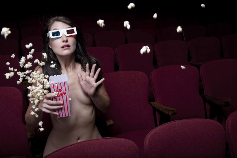 点心,西方人,脸,头,脸颊,手,一个人,坐,举,横图,室内,特写,白天,正面,电影院,欧洲,欧洲人,仅一个年轻女性,仅一个女性,仅一个人,一排,握,整齐,眼镜,食品,拿,拿着,裸露,食物,排列,零食,托,手部,爆米花,握着,队列,裸,垃圾食品,膨化食品,3D眼镜,零嘴,立体眼镜,年轻女性,女人,女性,白种人,头部,脸部,脸蛋,面部,举起,举手,举着,向上举,向上伸,向上托,坐着,半身,彩图,位子