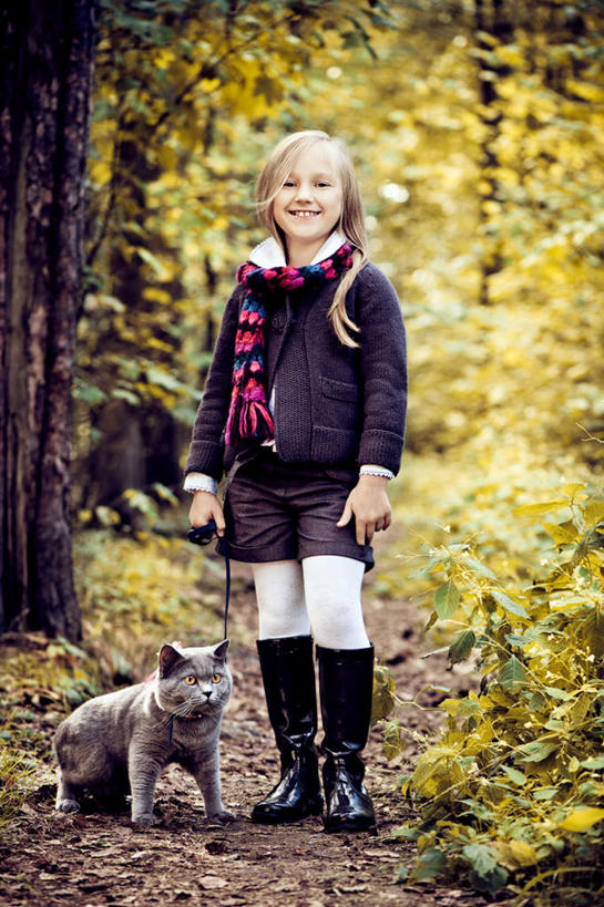 西方人,儿童,一个人,站,竖图,室外,白天,正面,纯洁,秋季,森林,树林,植物,宠物,猫,欧洲,欧洲人,仅一个女性,仅一个人,服装,注视,休闲装,树,树木,一只,小孩,衣服,绿色,自然,动物,观察,看,站着,仅一个小孩,休闲,休闲服,可爱,童年,童趣,服饰,生长,成长,观看,察看,关注,猫咪,童真,烂漫,无邪,天真,女孩,女人,女性,白种人,孩子,秋,秋天,站立,彩图,全身,女生