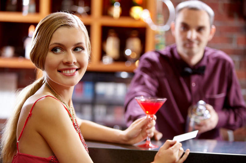 西方人,两个人,服务员,酒吧,站,坐,笑,微笑,露齿笑,横图,室内,夜晚,正面,信用卡,吧台,杯子,欧洲,欧洲人,一排,一张,许多,握,整齐,高脚杯,酒类,拿,置物架,拿着,扭头,注视,文化,架子,玻璃制品,酒,酒瓶,饮料,排列,玻璃瓶,酒杯,瓶子,鸡尾酒,观察,看,站着,转头,卡,调酒,握着,储蓄卡,观看,察看,创造,队列,关注,陈列架,想象,鸡尾酒杯,搁架,银行卡,男人,男性,年轻女性,女人,女性,中年男性,白种人,服务生,侍者,玻璃杯,站立,坐着,半身,彩图,酒吧间,酒馆