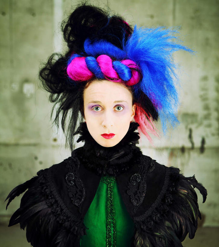 西方人,一个人,竖图,室内,特写,白天,正面,制服,帽子,欧洲,欧洲人,仅一个年轻女性,仅一个女性,仅一个人,朦胧,模糊,假发,注视,红色,蓝色,黑色,观察,看,观看,麻花辫,察看,关注,一顶,年轻女性,女人,女性,白种人,半身,彩图,礼服