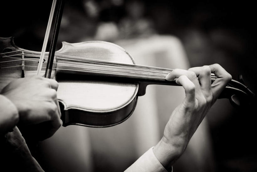 西方人,一个人,音乐家,横图,黑白,室内,特写,白天,正面,欧洲,欧洲人,仅一个男性,仅一个人,一把,握,朦胧,模糊,木制,乐器,弦乐器,小提琴,演奏,仅一个年轻男性,一个,木制品,握着,单个,琴弓,弓拉弦乐器,弓拉弦鸣乐器,男人,男性,年轻男性,白种人,乐师,演奏家,音乐工作者,作曲家,半身