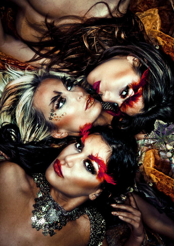 西方人,眉毛,三个人,伙伴,朋友,躺,竖图,俯视,室内,白天,友谊,欧洲,欧洲人,许多,装饰,星星,扭头,注视,黄金,红色,白色,黑色,观察,看,转头,星形,金色,观看,华丽,修饰,点缀,察看,镀金,关注,五角形,衬托,美观,雅致,雅观,友情,年轻女性,女人,女性,白种人,长发,卷发,眉,眼眉,五角星,躺着,半身,彩图,高角度拍摄,眼眉毛