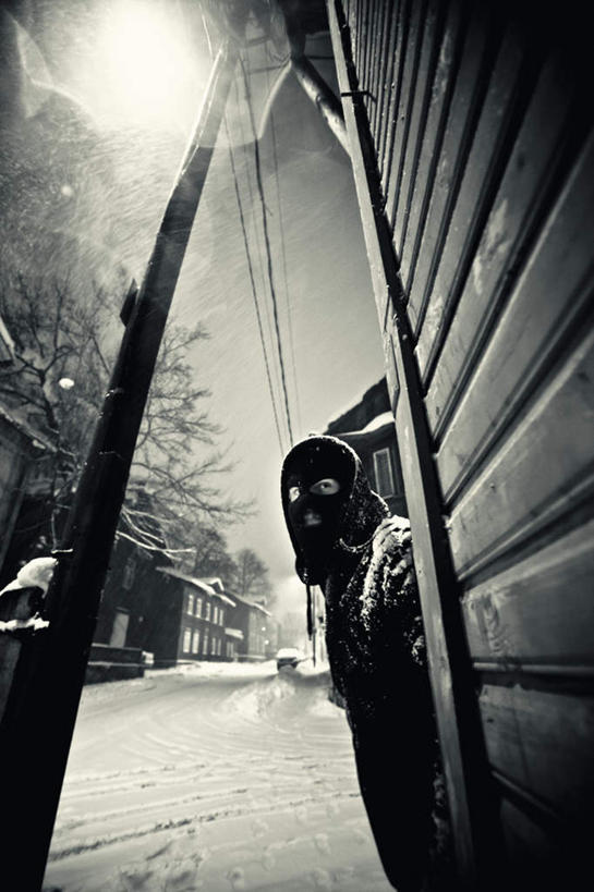 西方人,一个人,家,站,竖图,黑白,室外,白天,仰视,雪,大雪,道路,路,公路,欧洲,欧洲人,仅一个男性,仅一个人,面具,房屋,屋子,积雪,雪景,冬季,冬天,交通,楼房,住宅,仅一个年轻男性,天空,天,站着,寒冷,遮,遮掩,犯罪,掩盖,遮挡,盗窃,偷窃,遮盖,掩饰,严寒,小偷,窃贼,盗贼,贼,偷盗,男人,男性,年轻男性,白种人,马路,站立,半身,低角度拍摄,房子