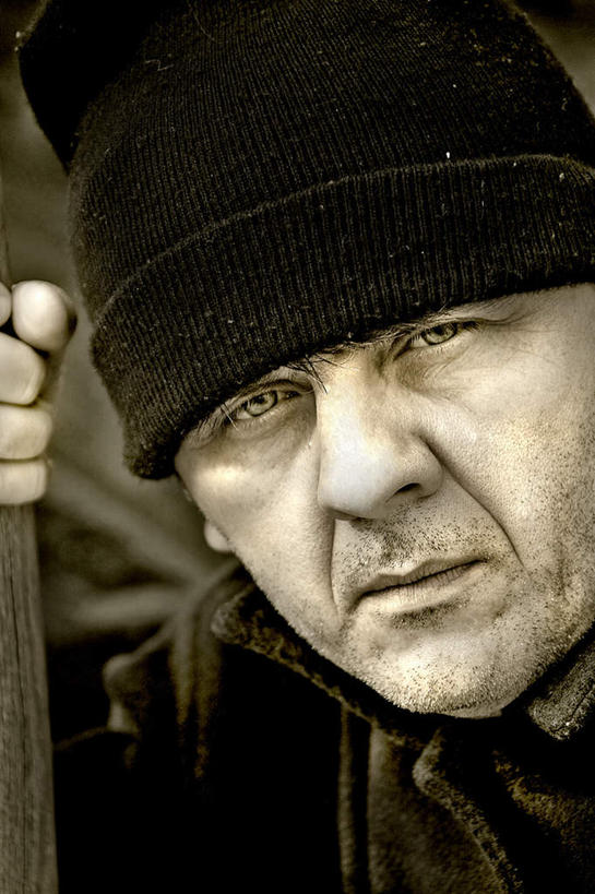 西方人,胡须,一个人,站,竖图,室外,特写,白天,正面,帽子,欧洲,欧洲人,仅一个男性,仅一个人,服装,朦胧,模糊,木制,棍子,注视,休闲装,衣服,木制品,扶,观察,看,站着,仅一个老年男性,休闲,休闲服,服饰,观看,察看,扶着,关注,胡渣,编织帽,老年男性,男人,男性,白种人,胡子,络腮胡,站立,半身,彩图