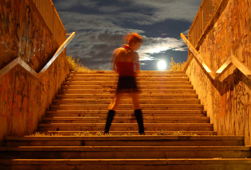 西方人,一个人,栏杆,站,横图,室外,白天,抽象,仰视,绘画,楼梯,欧洲,欧洲人,仅一个年轻女性,仅一个女性,仅一个人,阴影,朦胧,模糊,艺术,光线,彩绘,扶手,图案,影子,阶梯,云,云朵,灯光,艺术品,古典,云彩,文化,护栏,台阶,白云,天空,工艺品,天,品味,站着,概念,转身,美术,高雅,美学,回身,图文,年轻女性,女人,女性,白种人,站立,彩图,低角度拍摄,全身,涂鸦