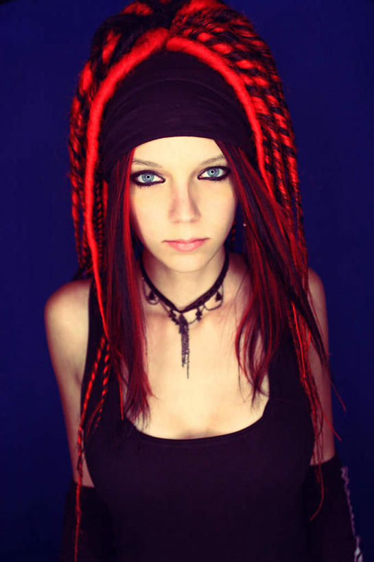 西方人,一个人,站,竖图,室内,白天,正面,时尚,项链,欧洲,欧洲人,仅一个年轻女性,仅一个女性,仅一个人,服装,装饰,注视,休闲装,漂亮,装饰品,一个,衣服,红色,饰品,首饰,观察,看,站着,休闲,休闲服,服饰,单个,观看,华丽,修饰,点缀,察看,染发,关注,时髦,衬托,美观,雅致,雅观,时兴,年轻女性,女人,女性,白种人,长发,站立,半身,彩图