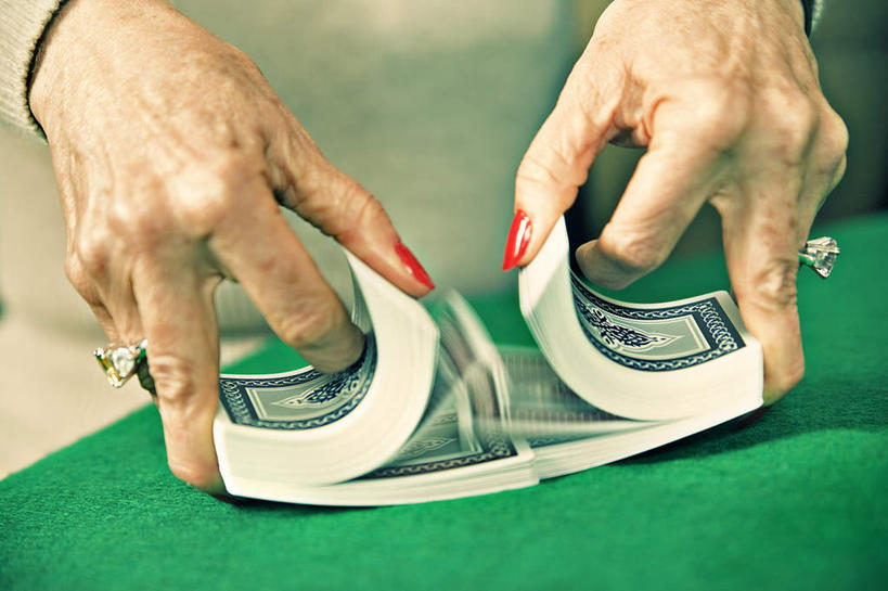 西方人,手,一个人,横图,俯视,室内,白天,爱情,游戏,赌博,贪欲,竞争,纸牌,玩具,扑克,欧洲,欧洲人,仅一个男性,仅一个人,一双,握,阴影,装饰,反射,影子,浪漫,拿,玩,拿着,娱乐,刺激,装饰品,戒指,饰品,首饰,仅一个老年男性,休闲,手部,恩爱,握着,活动,华丽,修饰,信物,点缀,权利,发泄,消遣,智力,赌具,洗牌,投机,侥幸,欲望,宣泄,衬托,美观,雅致,雅观,手饰,老年男性,男人,男性,白种人,玩耍,嬉戏,半身,彩图,高角度拍摄,胜负,输赢