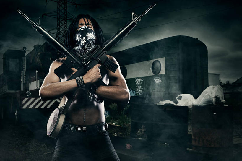 西方人,一个人,站,横图,室外,白天,正面,安全,竞争,欧洲,非洲,黑人,欧洲人,仅一个男性,仅一个人,仅一个中年男性,对抗,握,服装,冲突,枪支,乌云,云,阴天,云朵,防护,手帕,云彩,注视,破坏,衣服,天空,天,观察,看,站着,武器,战争,握着,服饰,机枪,观看,保护,战士,损坏,察看,攻击,昏暗,威胁,衣着,阴沉,穿着,对立,关注,矛盾,面罩,兵器,保险,防御,枪械,机关枪,弹夹,敌对,挫败,斗争,抗拒,抗衡,保全,周全,安稳,安定,杀伤,威慑,衣饰,子弹夹,平安,危险,男人,男性,中年男性,非洲人,站立,半身,彩图,防护面罩