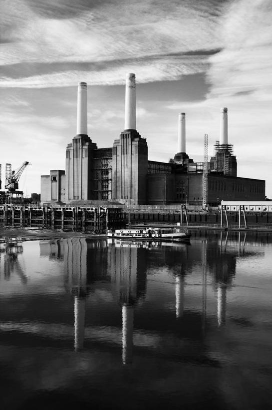 无人,工厂,竖图,黑白,室外,白天,正面,旅游,度假,技术,日出,河流,水,太阳,标志建筑,地标,建筑,英国,欧洲,伦敦,环保,科学,河水,水流,烟雾,朝霞,晨曦,黎明,首都,娱乐,建设,倒影,阳光,享受,休闲,发电厂,发电站,旅游胜地,放松,能源,污染,回收,废气,资源,倒映,西欧,能量,大不列颠,利用,低碳,飞机尾迹,循环,尾迹云,机尾云,飞机拉烟,云带,尾迹,大不列颠及北爱尔兰联合王国,机尾迹,飞机尾气,持续,雾都,反照,巴特西电站,朝阳,卯时,破晓,日始,工地,制造厂,大不列颠王国,大英帝国,联合王国,日不落帝国