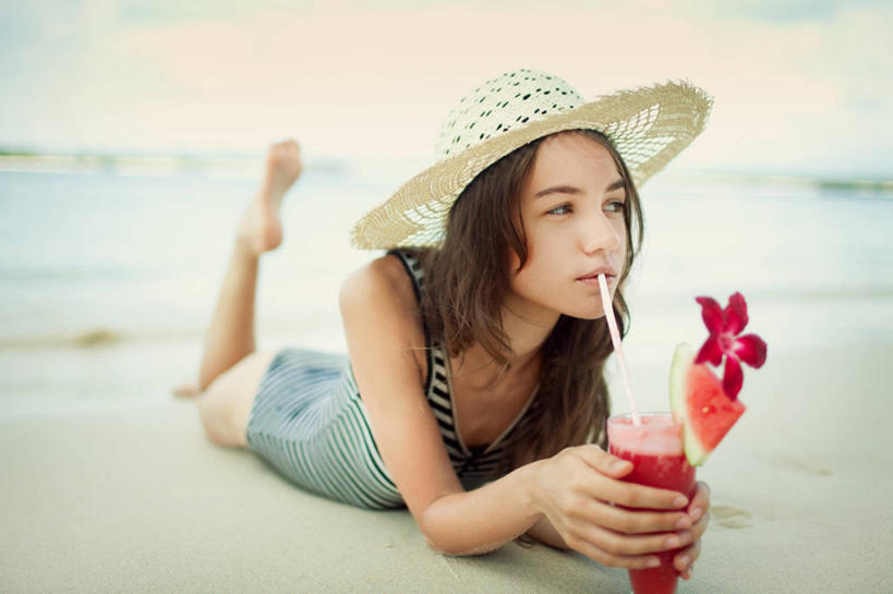 西方人,一个人,躺,横图,室外,白天,正面,泳装,海浪,海洋,日落,沙滩,杯子,帽子,欧洲,欧洲人,仅一个年轻女性,仅一个女性,仅一个人,握,咬,阴影,盛开,光线,草帽,沙子,影子,塑料,海岸,浪花,晚霞,霞光,落日,沙地,拿,花蕾,拿着,抬腿,注视,光脚,玻璃制品,赤素馨花,花,花瓣,花朵,鲜花,阳光,海水,黄昏,水杯,塑料制品,吸管,花苞,花蕊,观察,看,趴着,赤脚,彩霞,握着,观看,咬着,察看,空心,关注,海景,连体泳衣,缅栀子,饮管,蛋黄花,鸡蛋花,缅栀花,夕照,薄暮,大季花,印度素馨,卧着,年轻女性,女人,女性,白种人,玻璃杯,大海,风浪,海,海水的波动,海滩,近岸浪,涌浪,夕阳,趴,躺着,卧,彩图,全身,泳衣,傍晚,斜阳,圆柱状