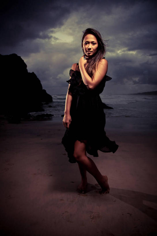 西方人,一个人,站,笑,摸,微笑,竖图,室外,白天,正面,裙子,海浪,海洋,石头,沙滩,欧洲,欧洲人,仅一个年轻女性,仅一个女性,仅一个人,抚摸,连衣裙,沙子,石子,海岸,浪花,水平线,乌云,云,阴天,云朵,辽阔,海平线,沙地,云彩,扭头,注视,光脚,天空,海水,天,观察,看,站着,转头,广阔,赤脚,观看,一望无际,察看,昏暗,阴沉,关注,海景,无边无际,一马平川,年轻女性,女人,女性,白种人,大海,风浪,海,海水的波动,海滩,近岸浪,石块,岩石,涌浪,触摸,接触,站立,彩图,全身,水天相接,水天一线