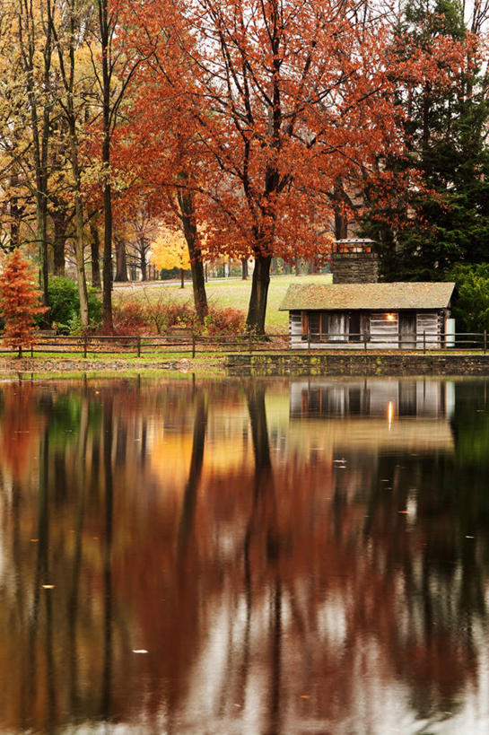 无人,家,栏杆,竖图,室外,白天,正面,旅游,度假,草地,草坪,湖,湖泊,美景,水,植物,枫树,美国,阴影,光线,影子,栅栏,房屋,屋子,湖面,景观,篱笆,水流,水面,围栏,首都,娱乐,护栏,楼房,住宅,草,树,树木,红色,绿色,阳光,自然,湖水,享受,休闲,景色,放松,生长,成长,北美,北美洲,自然风光,美洲,华盛顿特区,首府,华盛顿哥伦比亚特区,华府,槭树,北亚美利加洲,亚美利加洲,糖枫,糖槭,糖槭树,哥伦比亚特区,宾夕法尼亚大道,彩图,房子,美利坚合众国