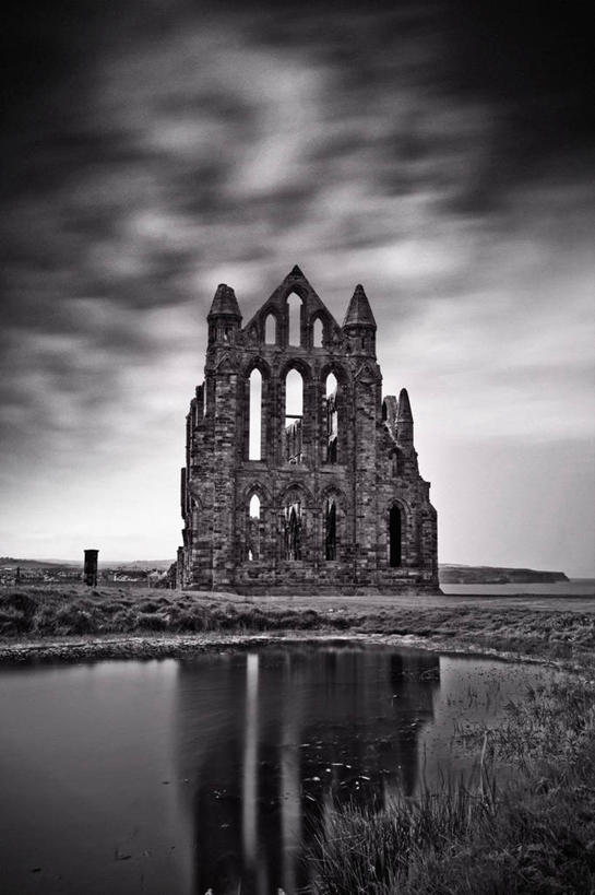 无人,家,竖图,黑白,室外,白天,仰视,旅游,度假,草地,草坪,湖,湖泊,名胜古迹,水,植物,标志建筑,地标,建筑,英国,欧洲,阴影,遗迹,光线,影子,房屋,屋子,湖面,水流,水面,云,云朵,云彩,古迹,文物,娱乐,建设,古建筑,楼房,住宅,草,蓝色,绿色,白云,蓝天,天空,阳光,湖水,天,享受,休闲,旅游胜地,放松,晴朗,西欧,大不列颠,古文明,大不列颠及北爱尔兰联合王国,约克郡,惠特比修道院,惠特比镇,晴空,低角度拍摄,房子,大不列颠王国,大英帝国,联合王国,日不落帝国