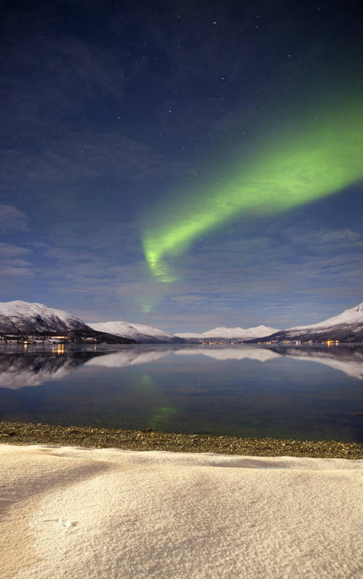 无人,竖图,室外,白天,正面,旅游,度假,神秘,海浪,海洋,极光,美景,沙滩,山,雪,雪山,植物,大雪,挪威,欧洲,沙子,冰,海岸,积雪,景观,浪花,山峰,雪景,云,云朵,冬季,冬天,沙地,山峦,辉煌,浪漫,美丽,云彩,娱乐,树,树木,绿色,白云,倒影,自然,海水,享受,休闲,灿烂,景色,放松,寒冷,生长,成长,气象,华丽,冰冷,倒映,斯堪的纳维亚,美好,自然风光,北欧,斯堪的那维亚,斯堪的那维亚半岛,斯堪的纳维亚半岛,神奇,海景,特罗姆瑟,严寒,绚烂,冰凉,酷寒,凛冽,凛凛,极冷,光耀,挪威王国,反照,特隆姆瑟,极光带,极光弧,极光幔,极光芒,极光片,北极之门,大海,风浪,海,海水的波动,海滩,近岸浪,涌浪,彩图