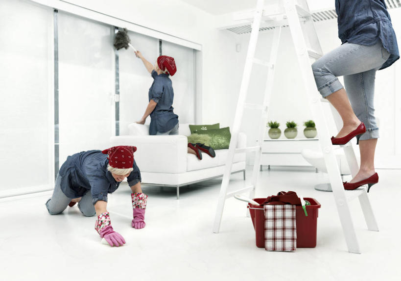 西方人,三个人,家庭,客厅,站,跪,举,攀登,横图,室内,白天,侧面,高跟鞋,工作服,制服,时尚,安全,植物,窗户,靠垫,沙发,天花板,鞋子,欧洲,欧洲人,握,阴影,反射,瓷砖,地砖,工具,盆栽,水桶,梯子,桶,头巾,影子,阶梯,墙,防护,靠枕,盆景,地面,注视,玻璃窗,墙壁,墙面,三个,红色,绿色,白色,自然,容器,手套,垫子,枕头,低头,观察,看,清洁,托,站着,温暖,温馨,一家人,爬,握着,生长,成长,观看,上升,储藏,保护,鸡毛掸子,和睦,察看,卫生,起居室,除尘,储存,关注,时髦,保洁,保险,布艺沙发,鸡毛掸,人字梯,保全,周全,安稳,安定,防护手套,登高,工作制服,时兴,客堂,平安,年轻女性,女人,女性,白种人,跪着,举起,举手,举着,攀爬,向上举,向上伸,向上托,站立,半身,彩图,工作套服,融洽,贮存