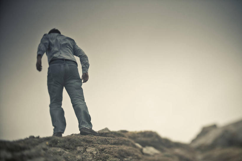 西方人,一个人,走,横图,室外,白天,仰视,石头,山,山脉,雨,暴雨,大雨,欧洲,欧洲人,仅一个男性,仅一个人,仅一个中年男性,服装,石子,山峰,乌云,云,阴天,云朵,山峦,云彩,休闲装,衣服,天空,群山,天,休闲,休闲服,服饰,昏暗,阴沉,男人,男性,中年男性,白种人,石块,岩石,步行,散步,走路,彩图,低角度拍摄,全身,强降水,强降雨