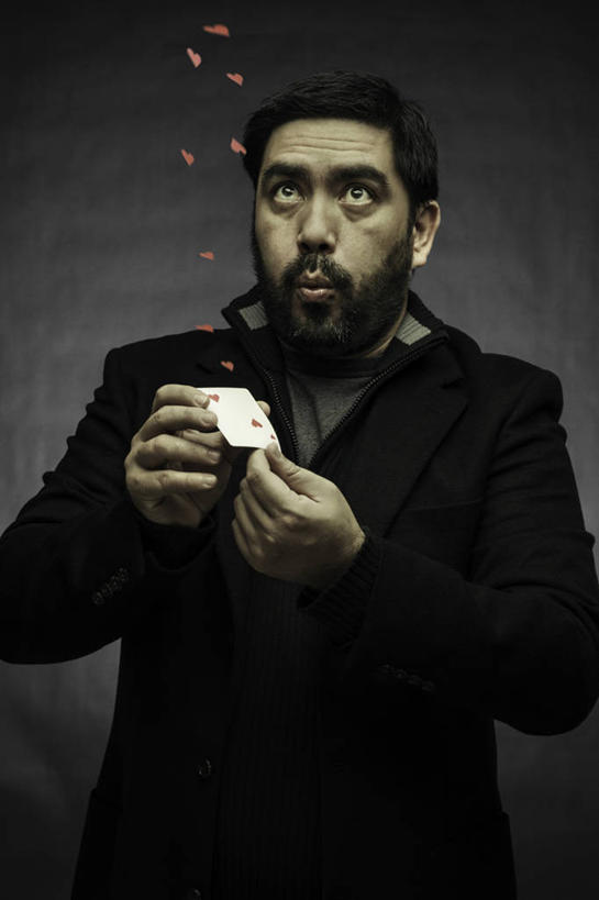 西方人,一个人,魔术师,站,竖图,室内,白天,正面,爱情,游戏,赌博,贪欲,竞争,扑克牌,纸牌,玩具,扑克,欧洲,欧洲人,仅一个男性,仅一个人,一张,许多,握,阴影,灰色背景,服装,爱心,漂浮,飘扬,反射,影子,很多,飘落,浪漫,玩,注视,休闲装,娱乐,刺激,仅一个年轻男性,衣服,灰色,吹,观察,看,站着,休闲,温暖,温馨,心形,休闲服,恩爱,握着,摄影,服饰,影棚,观看,活动,和睦,察看,魔术,变戏法,发泄,关注,消遣,智力,赌具,投机,侥幸,欲望,宣泄,男人,男性,年轻男性,白种人,心型,魔术大师,玩耍,嬉戏,站立,半身,彩图,影棚拍摄,拍摄,融洽,胜负,输赢