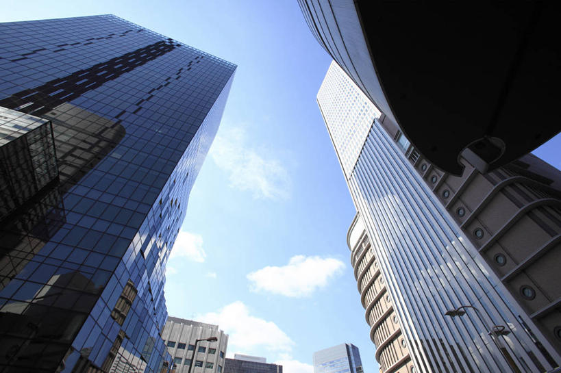 无人,高楼大厦,横图,室外,白天,仰视,旅游,度假,办公楼,窗户,落地窗,标志建筑,大厦,地标,建筑,摩天大楼,写字楼,日本,亚洲,许多,阴影,光线,影子,云,云朵,很多,云彩,娱乐,建设,玻璃窗,排列,蓝色,白云,蓝天,天空,阳光,楼宇,天,享受,休闲,旅游胜地,商务楼,放松,大阪,晴朗,玻璃幕墙,东亚,本州,大阪府,本州岛,日本国,近畿地方,近畿,摆列,北区,晴空,彩图,低角度拍摄,大楼,高层建筑,高楼,摩天楼,梅田蓝天大厦,梅田空中庭园,布列,分列