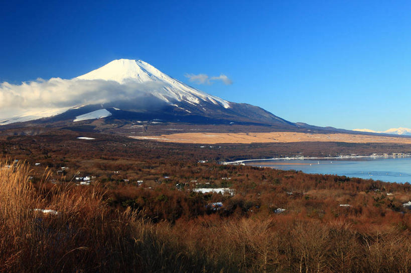 无人,横图,室外,白天,正面,旅游,度假,湖,湖泊,火山,美景,山,水,雪,雪山,植物,大雪,富士山,日本,亚洲,阴影,枯萎,光线,影子,冰,湖面,积雪,景观,山峰,水流,水面,雪景,云,云朵,冬季,冬天,枯草,山峦,云彩,娱乐,草,黄色,蓝色,白云,蓝天,天空,阳光,自然,湖水,天,享受,休闲,景色,放松,寒冷,晴朗,淡水湖,冰冷,自然风光,东亚,本州,本州岛,日本国,中部地方,山梨,山梨县,严寒,冰凉,酷寒,凛冽,凛凛,极冷,富士五湖,山中湖,活火山,晴空,彩图,南都留郡,富士河口湖町