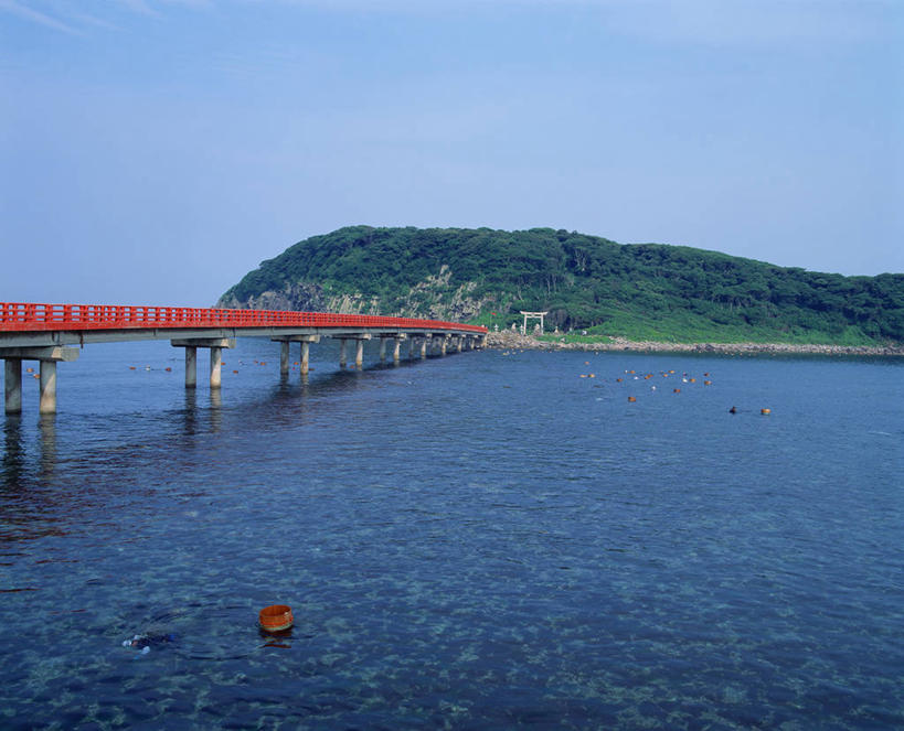 无人,横图,室外,白天,正面,旅游,度假,岛屿,海浪,海洋,石头,美景,山,山脉,大桥,立交桥,桥梁,日本,亚洲,阴影,光线,石子,影子,岛,景观,浪花,山顶,山峰,高架,斜拉桥,桥,山峦,娱乐,蓝色,蓝天,天空,阳光,自然,海水,群山,天,享受,休闲,景色,放松,晴朗,自然风光,海景,东亚,沉积岩,本州,万里无云,本州岛,日本国,中部地方,福井,福井县,颠峰,极峰,水成岩,大海,风浪,海,海水的波动,近岸浪,列岛,群岛,石块,岩石,涌浪,诸岛,晴空,晴空万里,彩图