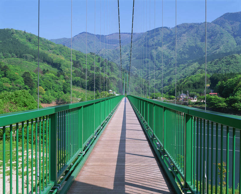 无人,栏杆,横图,室外,白天,正面,旅游,度假,石头,美景,森林,山,山脉,树林,植物,大桥,立交桥,桥梁,日本,亚洲,阴影,光线,石子,影子,景观,山顶,山峰,高架,围栏,斜拉桥,桥,山峦,娱乐,护栏,树,树木,蓝色,绿色,蓝天,天空,阳光,自然,群山,天,享受,休闲,景色,放松,生长,晴朗,成长,自然风光,东亚,沉积岩,本州,万里无云,关东地方,本州岛,日本国,栃木,栃木县,颠峰,极峰,水成岩,石块,岩石,晴空,晴空万里,彩图