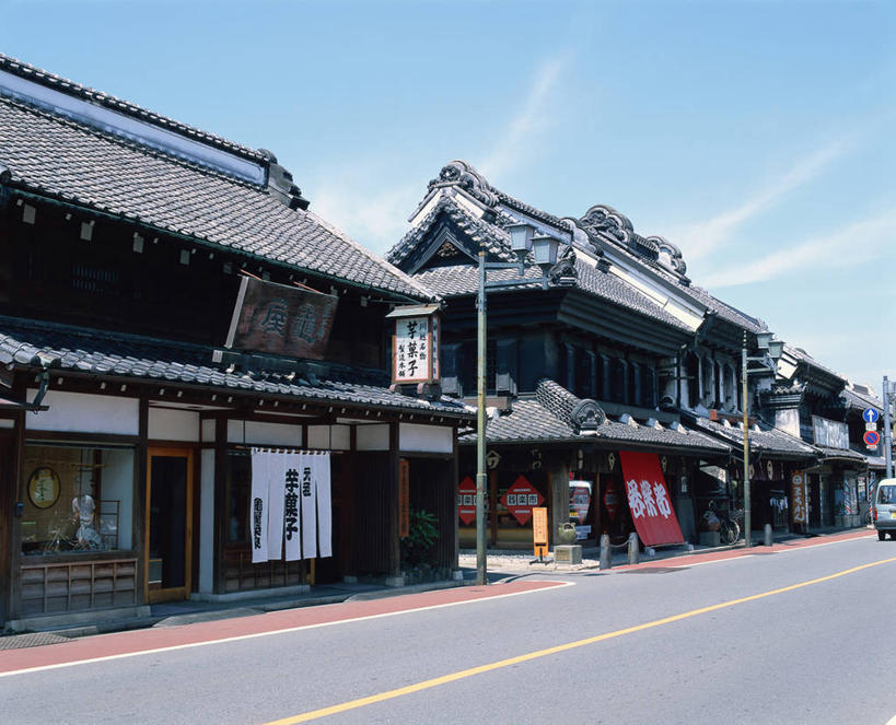 无人,家,横图,室外,白天,仰视,度假,美景,窗帘,城市风光,城市,道路,建筑,路,公路,日本,亚洲,阴影,装饰,光线,瓦片,影子,房屋,屋顶,屋子,景观,云,云朵,分界线,停车线,交通,云彩,顶棚,瓦,娱乐,楼房,住宅,蓝色,白云,蓝天,天空,阳光,帘子,天,享受,休闲,遮阳,景色,放松,建造,晴朗,车行道,车行道分界线,华丽,修饰,点缀,标线,东亚,车行线,屋瓦,本州,关东地方,本州岛,日本国,衬托,美观,雅致,雅观,崎玉,崎玉县,川越,川越市,晴空,马路,彩图,低角度拍摄,房子